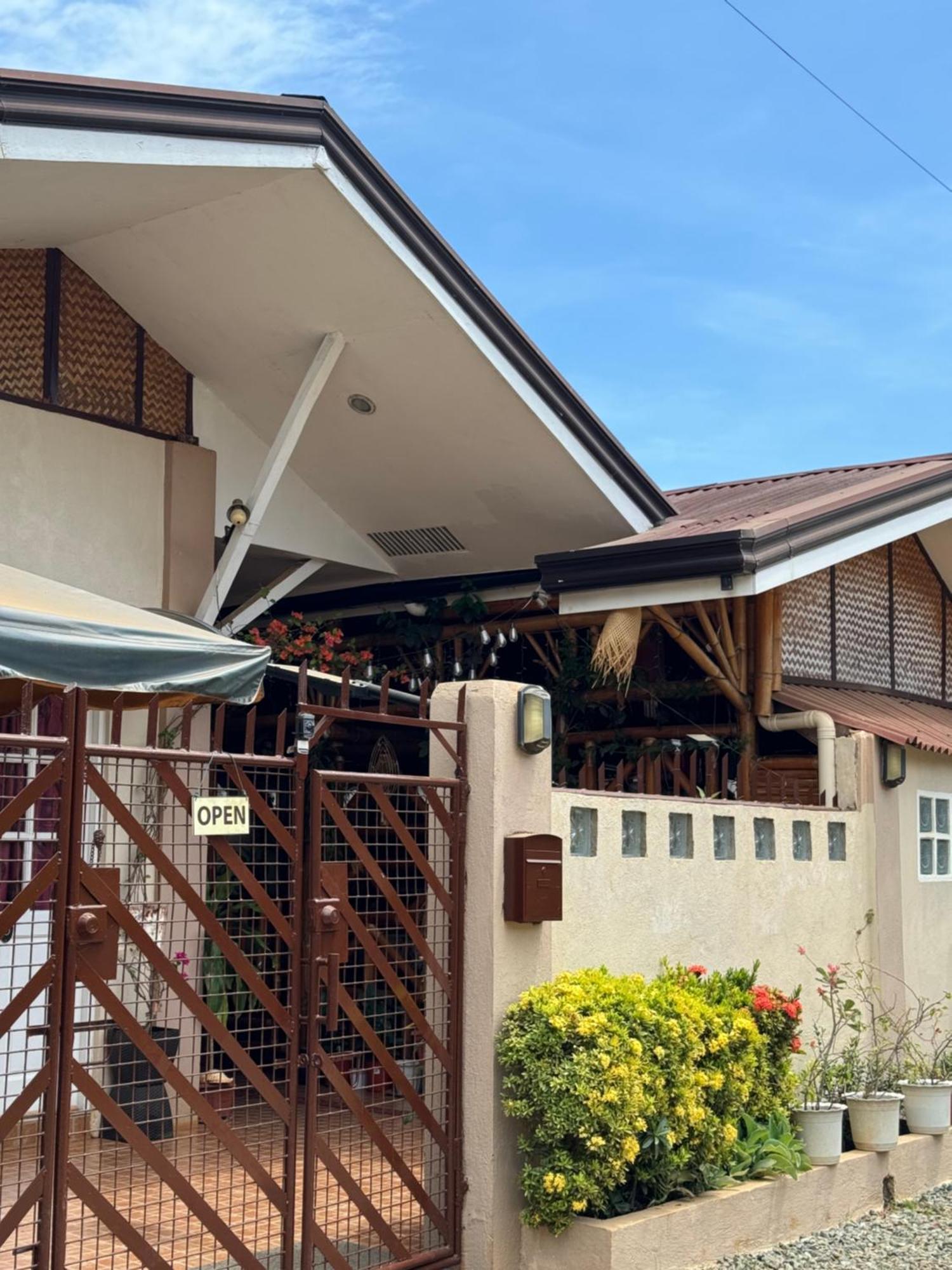 Villa Skanderbeg Guest House Puerto Princesa Eksteriør billede